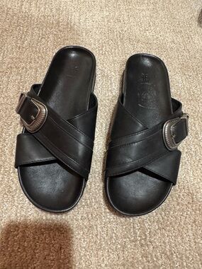 Frye black leather studded buckle sandals 8